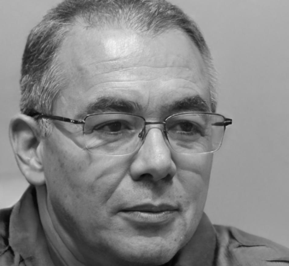 Retrato profesional de Aurelio Mendoza