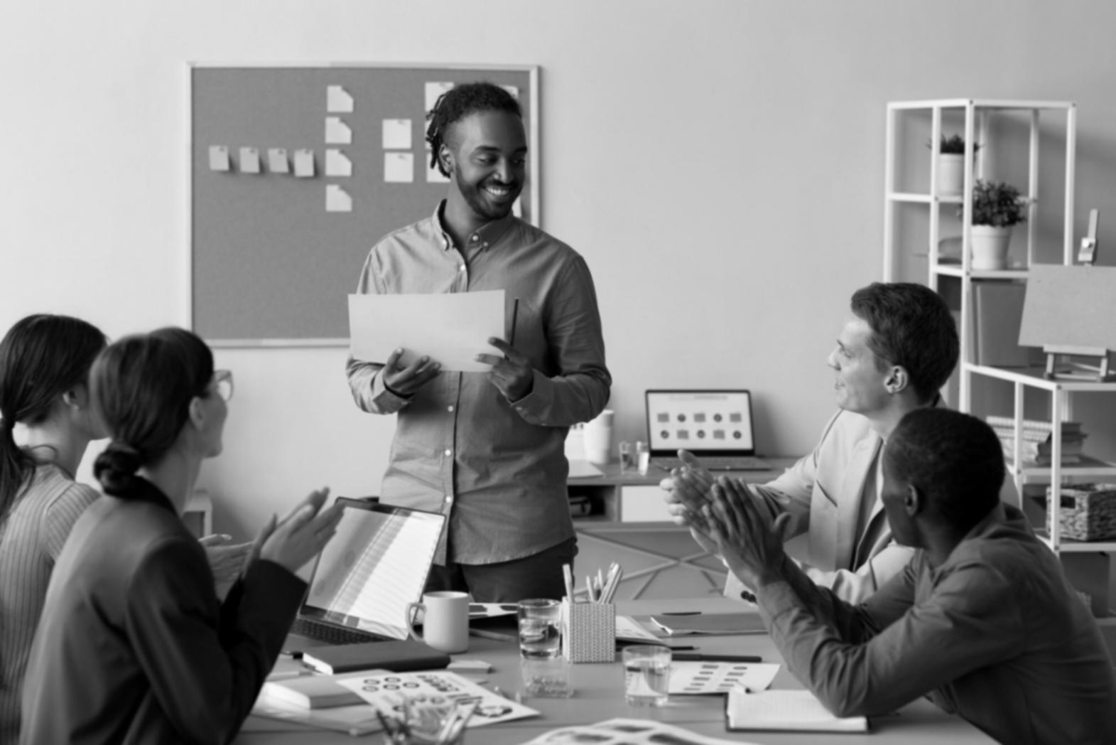 Equipo trabajando con tecnologías cloud avanzadas