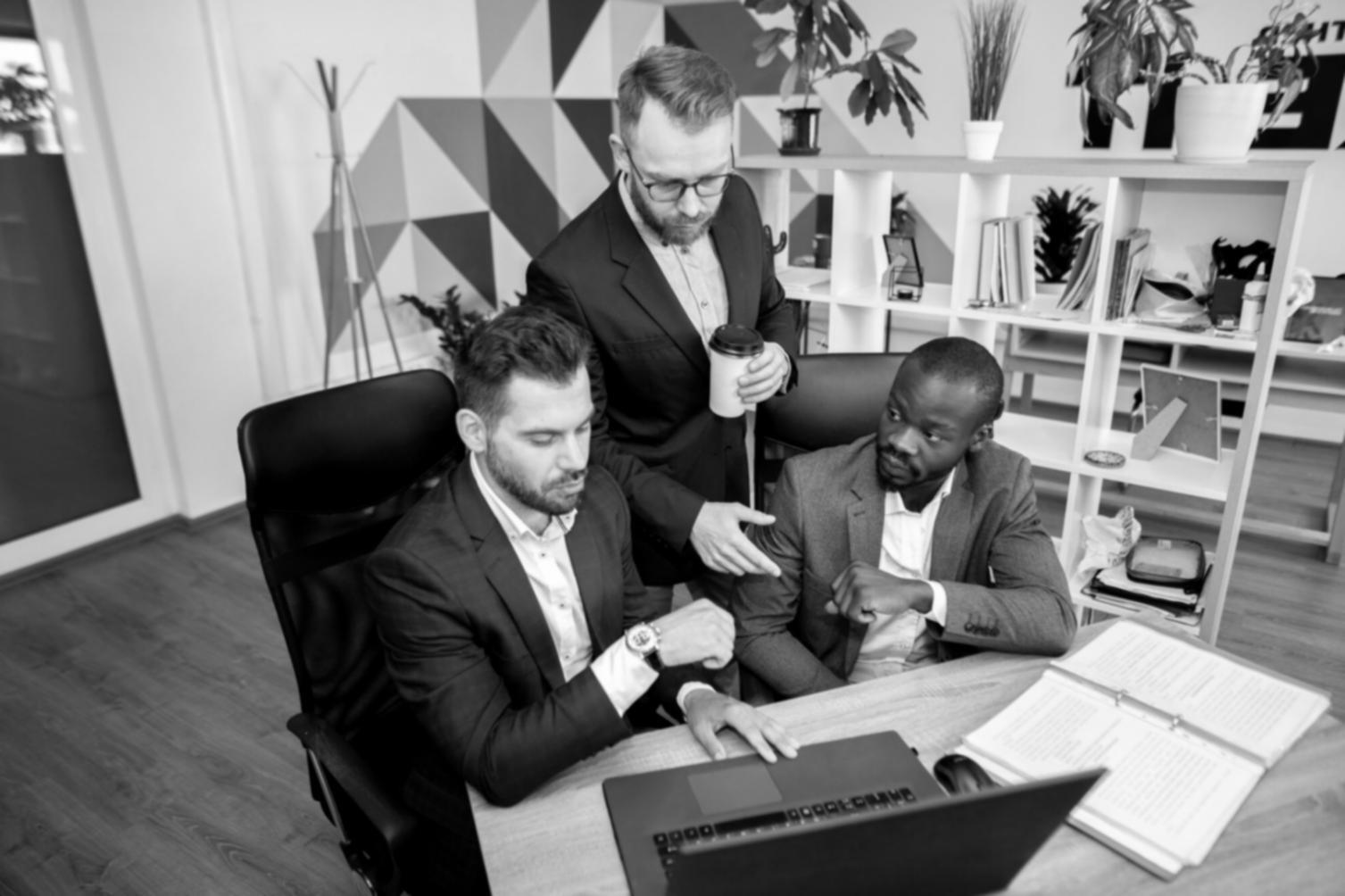 Equipo de zenovatrixa trabajando en la gestión y optimización de servidores en la nube, mostrando nuestro enfoque colaborativo y experiencia técnica